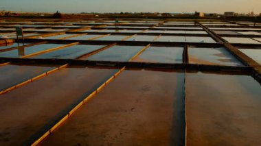 Günbatımında Portekiz, Aveiro 'daki tuz göletleri ya da tuz tarlaları bu sahil kasabasının özünü yansıtan mükemmel parıldayan aynalar.