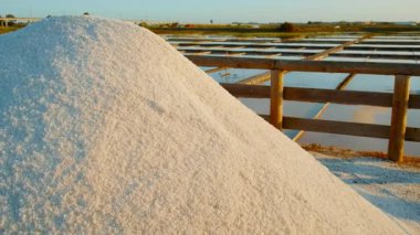 Günbatımında Portekiz, Aveiro 'daki tuz göletleri ya da tuz tarlaları bu sahil kasabasının özünü yansıtan mükemmel parıldayan aynalar.