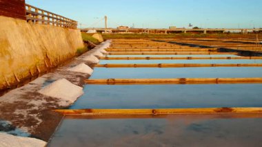 Günbatımında Portekiz, Aveiro 'daki tuz göletleri ya da tuz tarlaları bu sahil kasabasının özünü yansıtan mükemmel parıldayan aynalar.