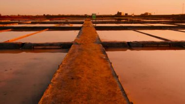 Günbatımında Portekiz, Aveiro 'daki tuz göletleri ya da tuz tarlaları bu sahil kasabasının özünü yansıtan mükemmel parıldayan aynalar.
