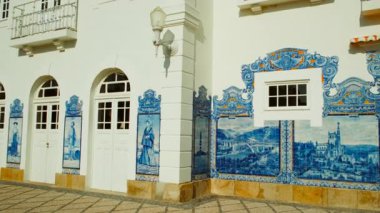 AVEIRO, Portekiz, 15 Temmuz 2023 - Portekiz, Aveiro tren istasyonunu süsleyen mavi fayanslar, karmaşık mozaik ve desenler aracılığıyla denizcilik geçmişinin hikayelerini örüyor.