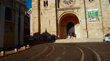 LISBON, Portekiz, 20 HAZİRAN 2023 - Lizbon 'da Alfama ilçesinin gün batımı, Portekiz' de resmi bir tramvay ve 1147 yılına dayanan görkemli Lizbon katedrali