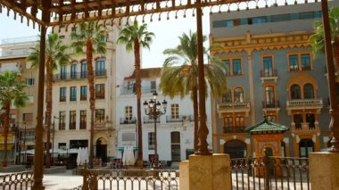 HUELVA, İspanya, 17 EKİM 2023 - Plaza de las Monjas, Huelva, Andalucia, İspanya, tarihi bir meydan etrafında canlı şehir yaşamını gözler önüne serer.