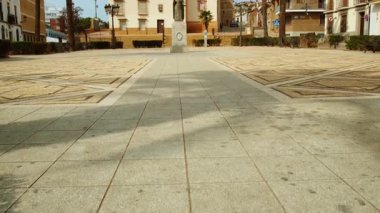 HUELVA, İspanya, 18 Ekim 2023 - Plaza San Pedro, ve Parroquia Belediye Başkanı de San Pedro, Huelva, Endülüs, İspanya, günlük yaşam ve dini mimarinin bir karışımı