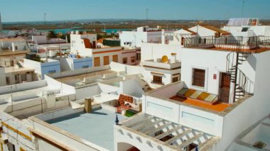 AYAMONTE, Huelva, İspanya, 20 ECTOBER 2023 - Ayamonte, Huelva, Endülüs, İspanya 'da geleneksel beyazlatılmış Endülüs mimarisi, büyüleyici ve tarihsel bir karışım