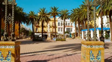 AYAMONTE, Huelva, İspanya, 20 OCTOBER 2023 - Plaza de la Laguna in Ayamonte, Huelva, Endülüs, İspanya, Monumento a la Inmaculada Concepcion, yerel mirasın odak noktası
