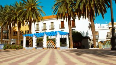 AYAMONTE, Huelva, İspanya, 20 EKİM 2023 - Ayamonte 'deki Plaza de la Laguna, Huelva, Endülüs, İspanya, renkli binalar ve yerel cazibeyle çevrili canlı bir kasaba meydanı