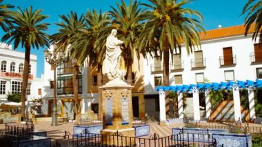 AYAMONTE, Huelva, İspanya, 20 OCTOBER 2023 - Plaza de la Laguna in Ayamonte, Huelva, Endülüs, İspanya, Monumento a la Inmaculada Concepcion, yerel mirasın odak noktası