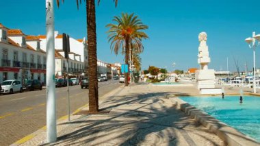 VILA REAL DE SANTO ANTONIO, Algarve, Portekiz, 21 EKİM 2023 - Vila Real de Santo Antonio 'daki Avenida da Republica, The Algarve, Portekiz, nehir kenarında bir gezinti, hayat ve cazibeyle dolup taşan