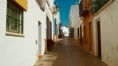 Ayamonte, Huelva, Endülüs, İspanya 'daki Endülüs sokaklarının geleneksel beyazlatıcıları büyüleyici ve tarihsel bir harmandır.