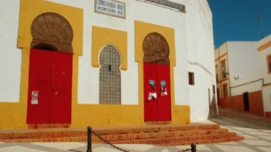 Ayamonte, Huelva, Endülüs, İspanya 'daki Plaza de Toros boğa güreşi arenası, geçmişteki koridorların yankılarıyla yankılanan gelenek dolu bir yer.