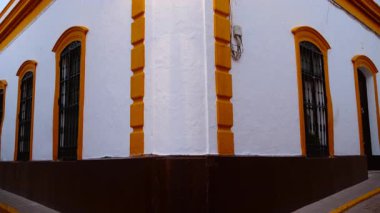 Ayamonte, Huelva, Endülüs, İspanya 'da geceleri geleneksel beyaz boyalı Endülüs mimarisi büyüleyici ve tarihsel bir harmandır.