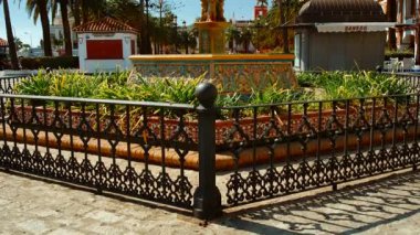 AYAMONTE, Huelva, İspanya, 23 Ekim 2023 - Plaza de la Coronacion in Ayamonte, Huelva, Andalucia, İspanya, canlı bir meydan, modern yaşam ve tarihsel cazibenin bir karışımıdır.