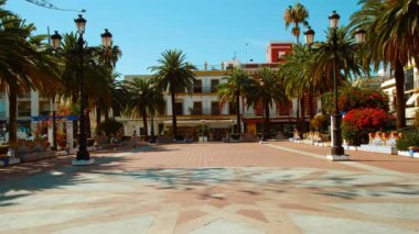 AYAMONTE, Huelva, İspanya, 23 Ekim 2023 - Plaza de la Coronacion in Ayamonte, Huelva, Andalucia, İspanya, canlı bir meydan, modern yaşam ve tarihsel cazibenin bir karışımıdır.