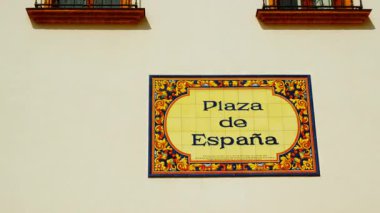 PALOS DE LA FRONTERA, Huelva, İspanya, 25 Ekim 2023 - Palos de la Frontera 'daki Plaza de Espana, Huelva, Endülüs, İspanya, İspanyol bayraklarıyla süslenmiş, ulusal gurur ve tarih yayıyor