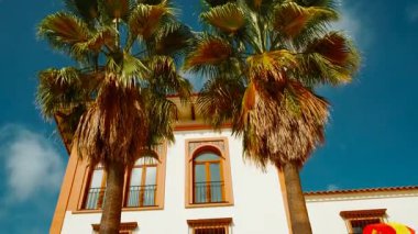 Palos de la Frontera 'daki Plaza de Espana, Huelva, Endülüs, İspanya, İspanyol bayraklarıyla süslenmiş, ulusal gurur ve tarih yayıyor.