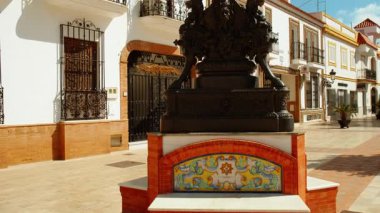 PALOS DE LA FRONTERA, Huelva, İspanya, 25 Ekim 2023 - Palos de la Frontera, Huelva, Endülüs, İspanya 'da geleneksel beyazlatılmış mimari, tarihsel bir ortamda ebedi cazibeyi simgeler