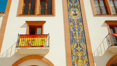 Palos de la Frontera 'daki Plaza de Espana, Huelva, Endülüs, İspanya, İspanyol bayraklarıyla süslenmiş, ulusal gurur ve tarih yayıyor.