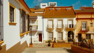 PALOS DE LA FRONTERA, Huelva, İspanya, 25 Ekim 2023 - Palos de la Frontera 'daki Plaza de Andalucia, Huelva, Endülüs, İspanya, İspanya' nın zengin mirası ve toplumunu yansıtan canlı bir meydan