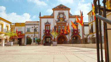 PALOS DE LA FRONTERA, Huelva, İspanya, 25 Ekim 2023 - Palos de la Frontera 'daki belediye binası, Huelva, Endülüs, İspanya, İspanyol bayrakları tarafından gururla çevrelenmiş,