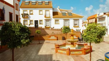 Palos de la Frontera 'daki Plaza de Andalucia, Huelva, Endülüs, İspanya' daki zengin mirası ve halkı yansıtan canlı bir meydan.