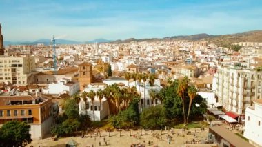 Malaga, Andalucia, İspanya 'nın kurucu çekimlerinde Malaga Katedrali, antik Alcazaba ve canlı Calle Alcazabilila yer almaktadır.
