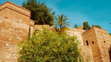 Malaga, Endülüs, İspanya 'nın Alcazaba' sı, şehrin üzerine tünemiş çarpıcı bir Fas kalesi, tarihe ve Müslüman kültürüne gömülmüş.