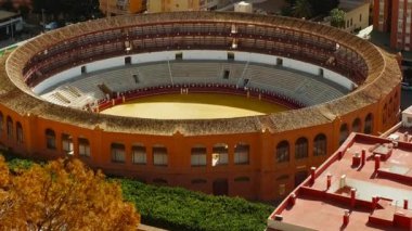 MALAGA, İspanya, 17 Kasım 2023 - Malaga, Endülüs, İspanya 'nın kültürel mirasın simgesi olan ikonik Plaza de Toros de la Malagueta' nın çekimleri
