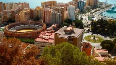 MALAGA, İspanya, 17 Kasım 2023 - Malaga, Andalucia, İspanya, Plaza de Toros de la Malagueta ve zarif Fuente de las Tres Gracias 'ın çekimleri