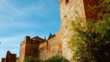 Malaga, Endülüs, İspanya 'nın Alcazaba' sı, şehrin üzerine tünemiş çarpıcı bir Fas kalesi, tarihe ve Müslüman kültürüne gömülmüş.
