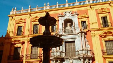 Centro Cultural Fundacion Unicaja, Endülüs, İspanya ile eşleşen Malaga Katedrali, tarihi ihtişamı modern sanatlarla harmanlıyor.