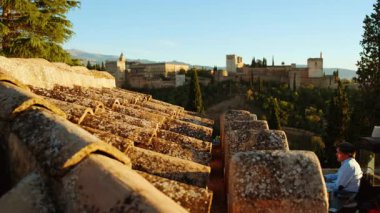 Grand ANADA, İspanya, 20 Kasım 2023 - Turistler ve yerel halk, Alhambra Sarayı 'nın nefes kesen manzarasıyla Granada, Endülüs, İspanya' da akşam yemeği yediler.