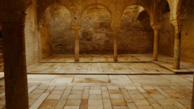 Grand ANADA, İspanya, 21 Kasım 2023 - Granada, Endülüs, İspanya 'da El Banuelo Arap hamamı, çok iyi korunmuş bir Mağribi mimari mücevheri, antik banyo kültürüne bir göz atma imkanı sunuyor.