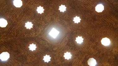 Grand ANADA, İspanya, 21 Kasım 2023 - Granada, Endülüs, İspanya 'da El Banuelo Arap hamamlarının yıldız şeklinde çatı penceresi, antik Fas işçiliğini ortaya çıkaran büyüleyici desenler