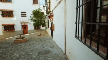 Granada, Endülüs, İspanya 'nın dörtte biri olarak da bilinen Albaisin Nehri' nde yürürken, Fas ve Endülüs tarzlarının ve geleneklerinin bir karışımını görüyoruz.