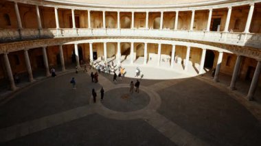 Grand ANADA, İspanya, 22 Kasım 2023 - The Alhambra Palace - Charles V, Granada, Endülüs Sarayı 'nın dairesel mahkemesi, İspanya Rönesans sanatının mucizesi