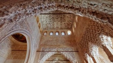 Granada, İspanya, 22 Kasım 2023 - Alhambra Sarayı - Krallar Salonu Nasrid Sarayı, Granada, Endülüs, İspanya