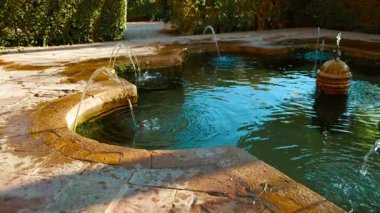 Grand ANADA, İspanya, 22 Kasım 2023 - Generalife 'deki Alhambra Sarayı - Geometrik çeşme, Nasrid kralları tarafından dinlenme ve geri çekilme yeri olarak kullanıldı, Granada, Endülüs, İspanya