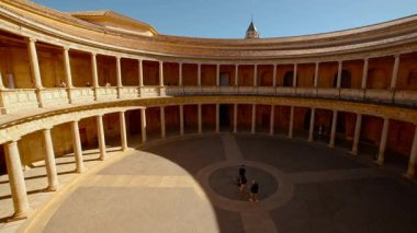 Granada, İspanya, 23 Kasım 2023 - Alhambra Sarayı Rönesans İyonik ve Dorik sütunlarla süslenmiş V. Charles Sarayı 'nı gözler önüne seriyor.