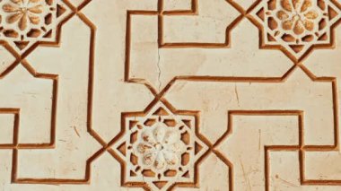 Granada, İspanya, 23 Kasım 2023 - Alhambra Sarayı - Granada, Anadalucia, İspanya 'daki Myrtles Nasrid Sarayı' nda el yazması geometrik şekiller ve çiçek motifleri