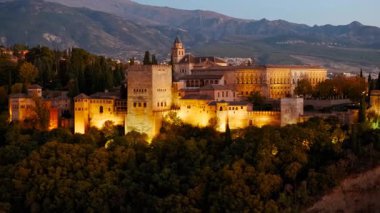 Çekimler Alhambra Sarayı 'nın gece gökyüzüne karşı aydınlatıldığını gösteriyor. Granada, Endülüs, İspanya' nın Eski Mahallesi 'ne bakıyor.