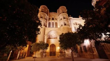 Mimari bir mucize olan La Manquita olarak da bilinen Malaga Katedrali, Andalucia, İspanya 'nın gece manzarası, dekoratif tasarımında Rönesans tarzının ihtişamını gözler önüne seriyor.
