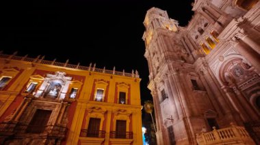 Centro Cultural Fundacion Unicaja, Endülüs, İspanya ile eşleşen Malaga Katedrali tarihi ihtişamı modern sanatlarla harmanlıyor.