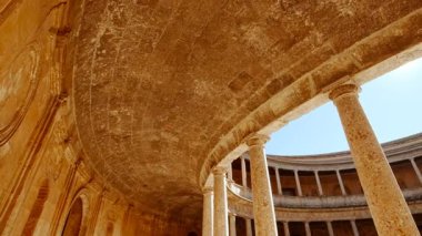 Grand ANADA, İspanya, 24 Kasım 2023 - Alhambra Sarayı - Rönesans İyonik sütunları, Granada, Anadalucia, İspanya