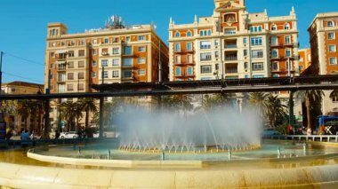 MALAGA, İspanya, 17 Kasım 2023 - Malaga, Endülüs, İspanya 'da Fuente Plaza de la Marina, bu Costa del Sol sıcak noktasında pitoresk bir kaynak ve odak noktası