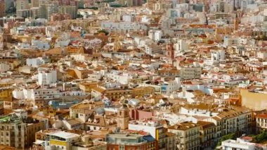 Malaga 'nın, Endülüs' ün, İspanya 'nın geniş yerleşim bölgesinin, göz kamaştırıcı bir zemin zeminiyle çekildiği bir çekim.