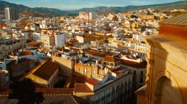 Malaga 'nın, Endülüs' ün, İspanya 'nın geniş yerleşim bölgesinin, göz kamaştırıcı bir zemin zeminiyle çekildiği bir çekim.