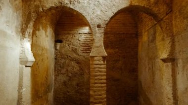 Grand ANADA, İspanya, 21 Kasım 2023 - Granada, Endülüs, İspanya 'da El Banuelo Arap hamamlarının yıldız şeklinde çatı penceresi, antik Fas işçiliğini ortaya çıkaran büyüleyici desenler