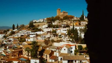 Albaicin, Granada, Endülüs, İspanya 'nın dörtte biri olarak da bilinir, günbatımı renkleriyle yıkanır, tarihi caddeleri ve binaları ışıldar.