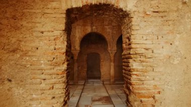 Grand ANADA, İspanya, 21 Kasım 2023 - Granada, Endülüs, İspanya 'da El Banuelo Arap hamamlarının yıldız şeklinde çatı penceresi, antik Fas işçiliğini ortaya çıkaran büyüleyici desenler